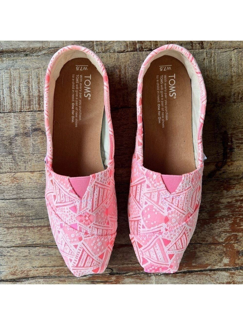 TOMS Women’s Classic Pink Neon Tribal Alpargatas - Picture 2 of 7